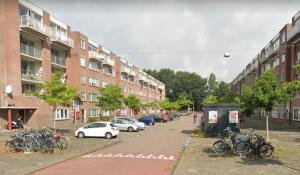 Street in Venserpolder with brick paving, bicycle racks and housing blocks on both sides.